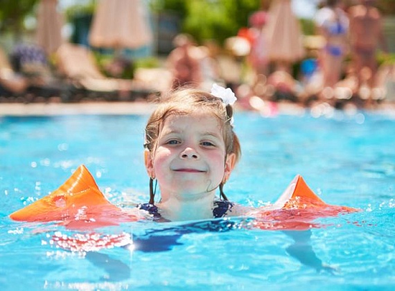 Как помочь ребенку полюбить воду и занятия в бассейне?
