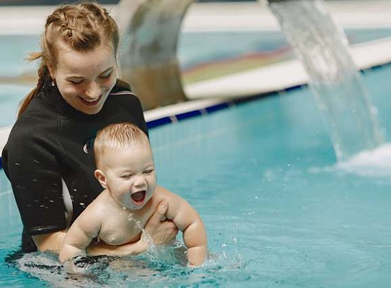 Грудничковое плавание. Когда и как начинать плавать с малышом?