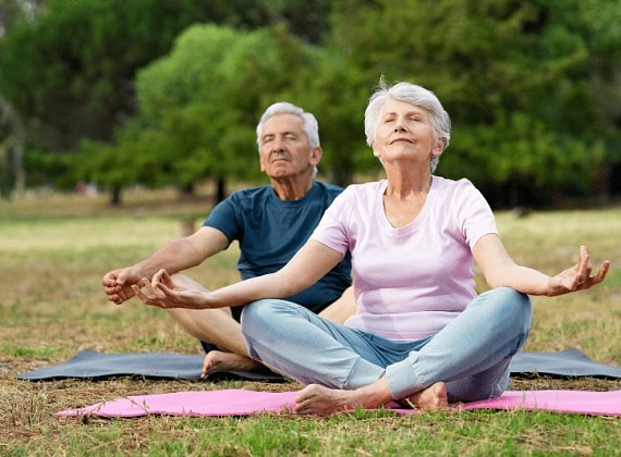 Йога для пожилых людей. В каком возрасте начинать заниматься?